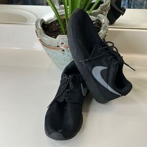 NIKE Basketball Shoes/Sneakers Sz 7